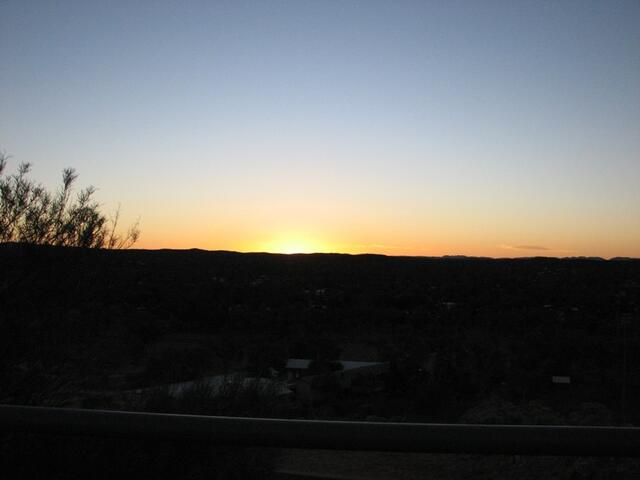 ... in der Sonne liegt die Kraft, wenn sie einmal aufgegangen ist - Sonnenaufgang bei Alice Springs ...
