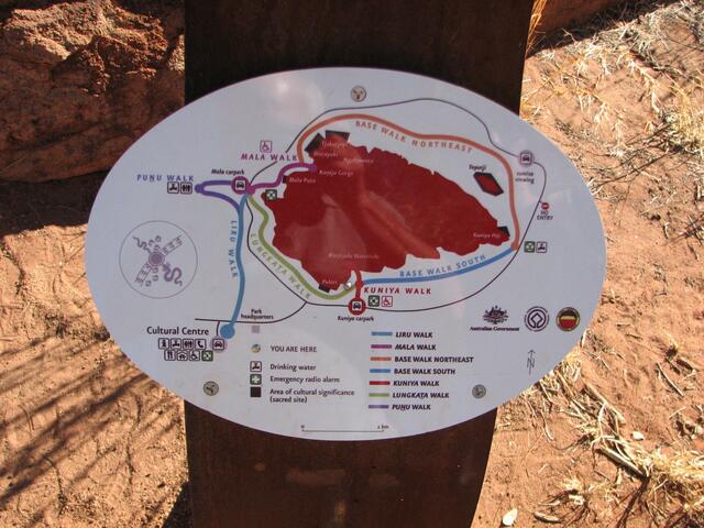 ... der Rundweg erschliesst dem Betrachter die heiligen Staetten der Aboriginals ...