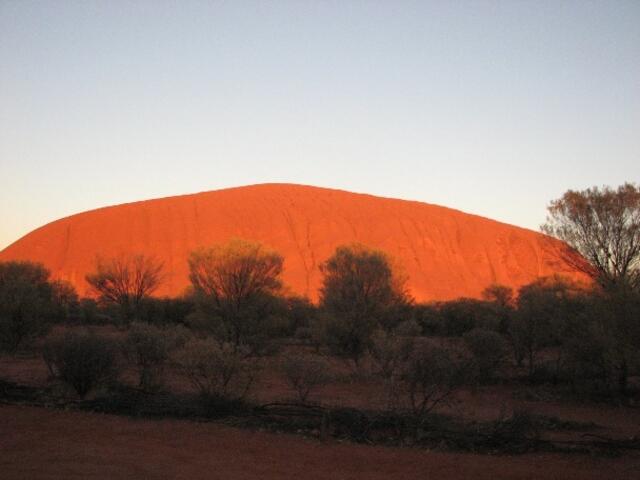 ... Sonnenaufgang am Ayers Rock ...