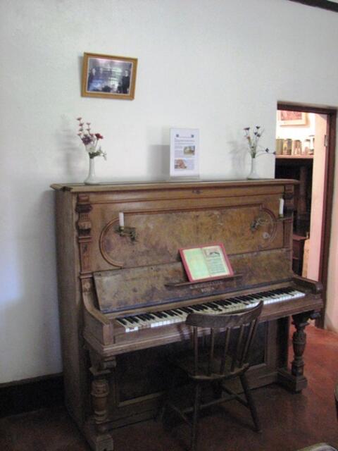... an diesem Klavier lernten Aboriginals, Kirchenlieder zu singen ...