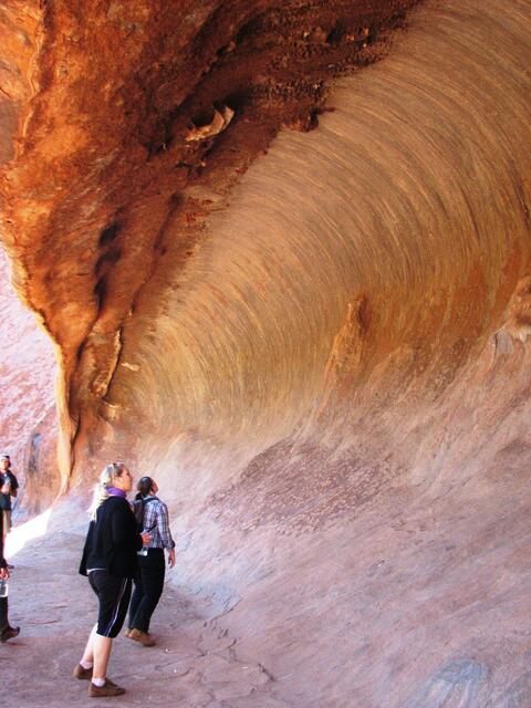 ... eine der vielen heiligen Staetten am Ayers Rock ...