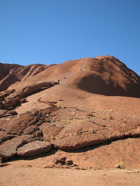 ... andere ziehen es vor, den Ayers Rock zu besteigen ...