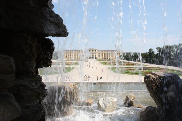 Schloss Schönbrunn von hinterm Brunnen