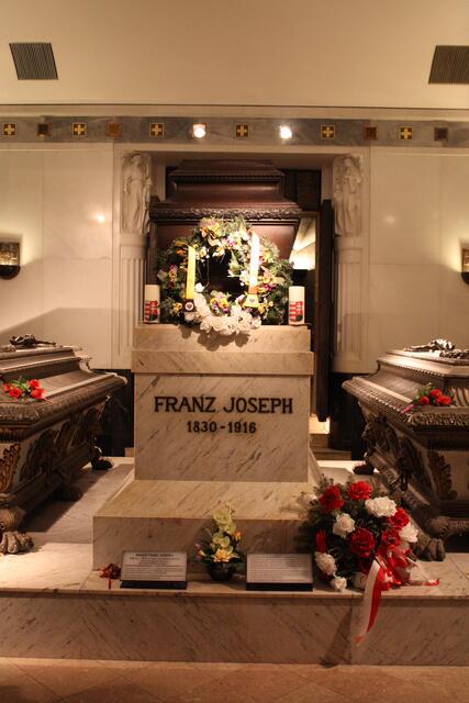 Kaisergruft - Grab von Kaiser Franz Joseph, links daneben Sisi, rechts daneben Rudolph