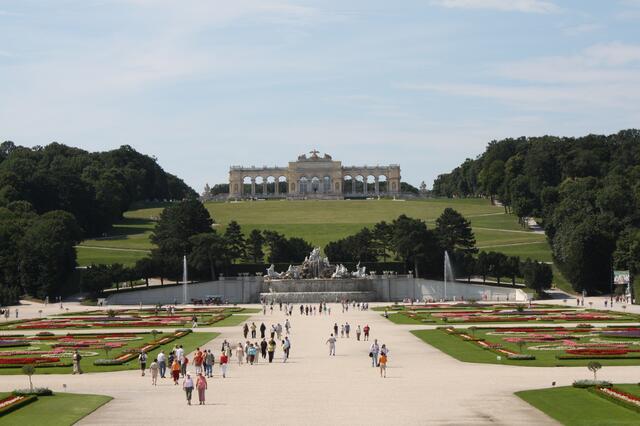 Die Gloriette vom Balkon des Schlosses aus