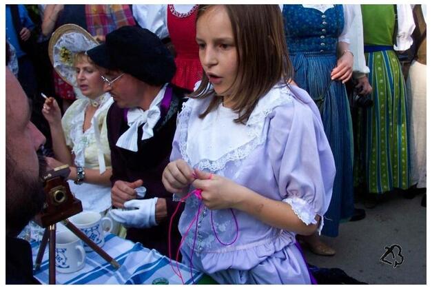 München - Kocherlball 2004 - Erste Strickübungen