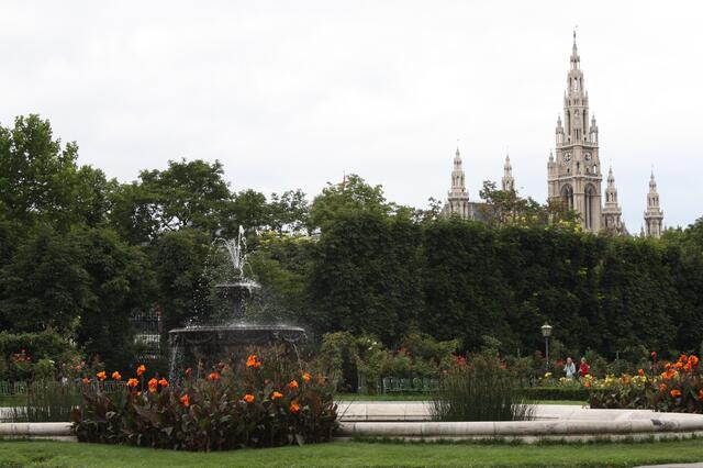 Volksgarten - im Hintergrund das Rathaus von Wien