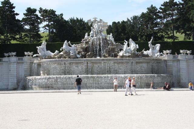 Brunnen unterhalb der Gloriette