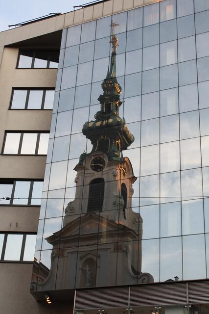 Stiftskirche im Spiegel eines benachbarten Gebäudes