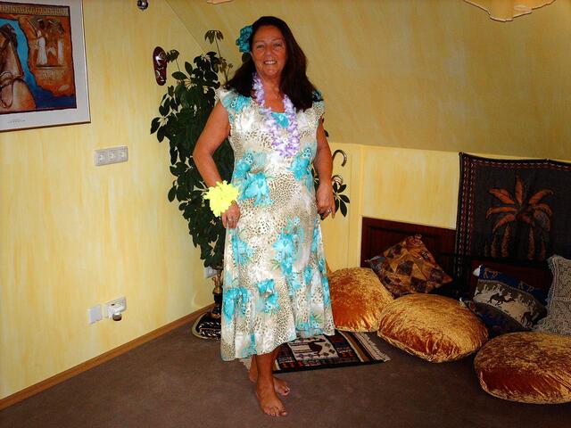 Inge im Hula-kleid
