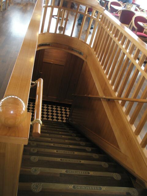 hier gehts hinunter aufs stille Örtchen