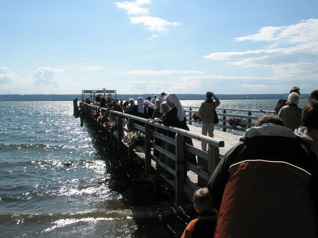 alle warten aufs Schiff - die eine wollen gen Dießen und wir wollten wieder zurück nach Stegen