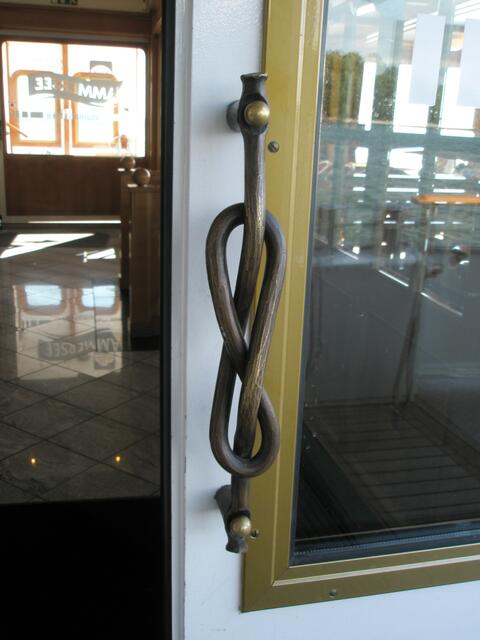 die Schiffstür mit passendem Griff