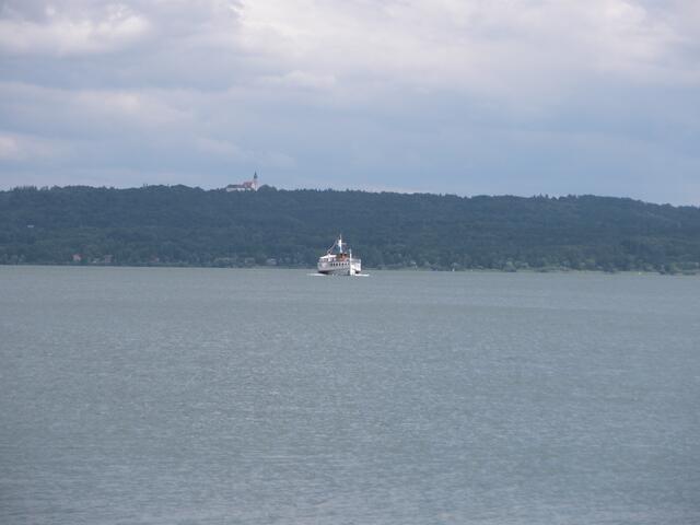 das Schiff Dießen kommt auf uns zu - im Hintergrund das Kloster Andechs