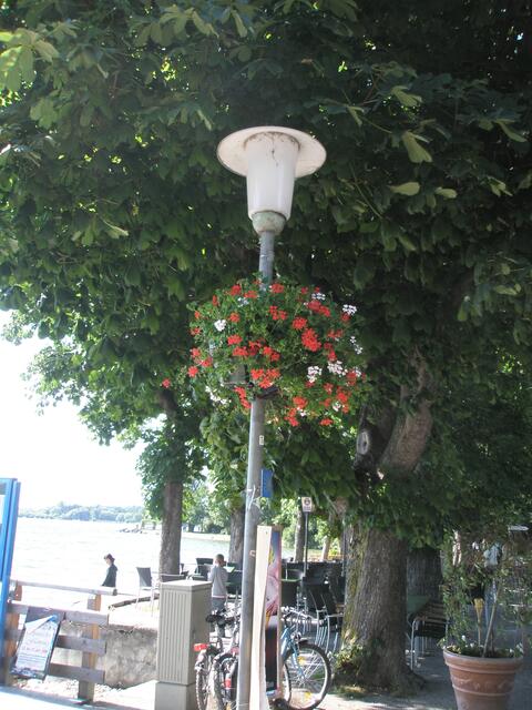 Blumenschmuck an der Anlegestelle in Herrsching