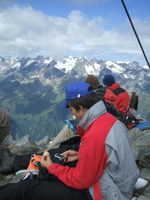 Gipfelrast mit Fernblick Richtung Westen