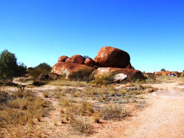... Devils Marbles - nur ein Haufen runder Felsen, die die Natur dorthin entsorgt hat? ...