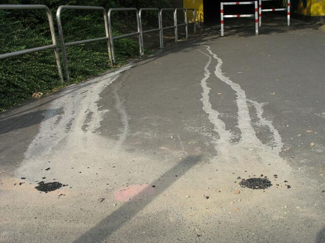 Verschlossene Bohrlöcher beim Tunnelzugang