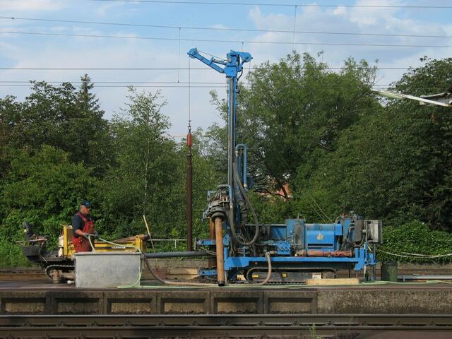 Ein Bohrkern wird herausgezogen