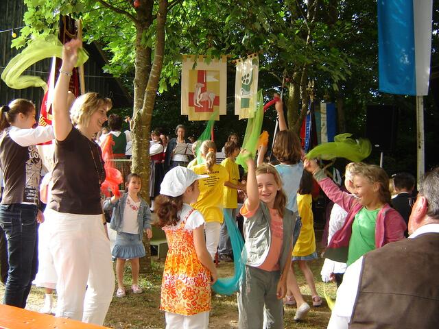 Der Kinderchor Leinheim/Reisensburg kann auch tanzen | Foto: H. Nimsgern