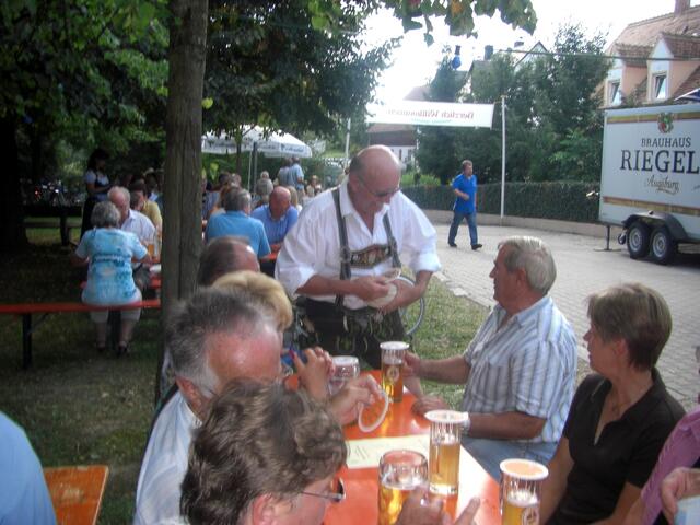 Bierdeckel als Mückenschutz verteilt Herr Lorenz