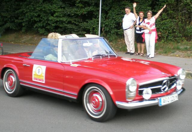 Hier geht's lang ... Die Zuschauer wiesen den Oldtimer-Freunden den Weg