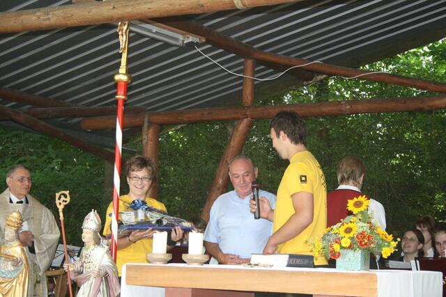 Jakob Böck, Reisensburger Mesner, bekommt zum 70. Geburtstag von den Ministranten ein Geschenk als Dankeschön
