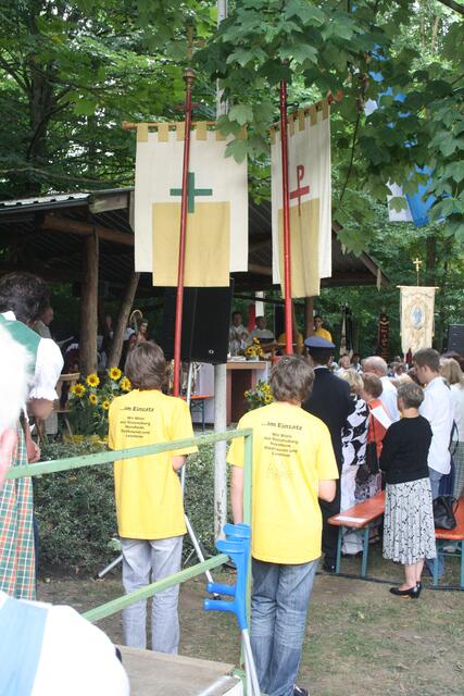 Ministranten mit ihren Pfarrei-Fahen