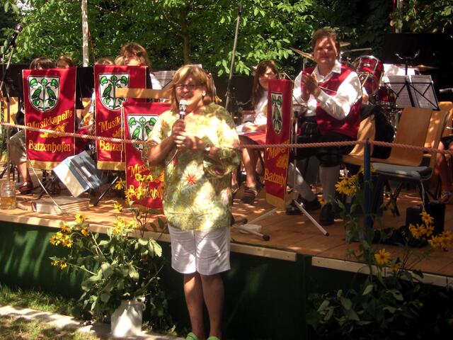 Frau Lorenz begrüßt