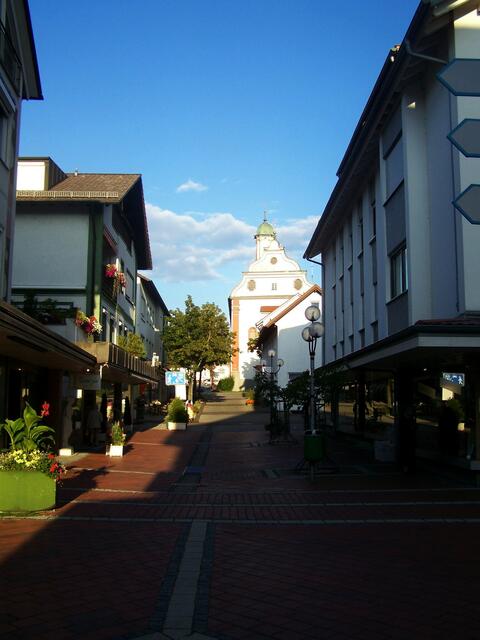 Ein Blick durch eine Gasse, hin zum Kloster
