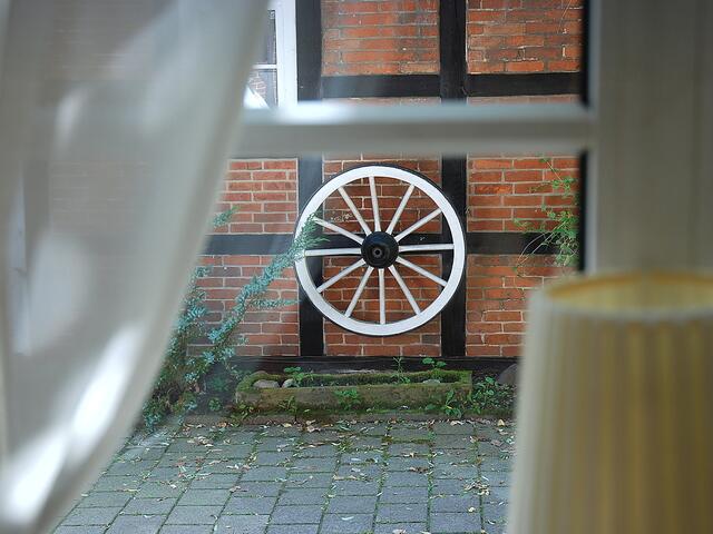 Blick durch das Fenster des Restaurants. Auf geht's.