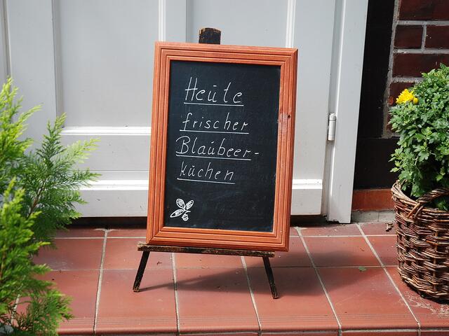 ... und das Restaurant neben dem Schloss erwartet seine Gäste mit typischen Heiderezepten.