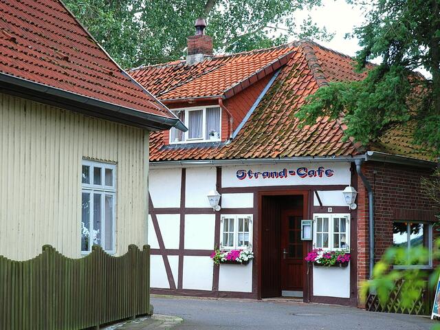 Selbstgebackener Kuchen und duftender Kaffee erwarten uns direkt am Allerdeich.