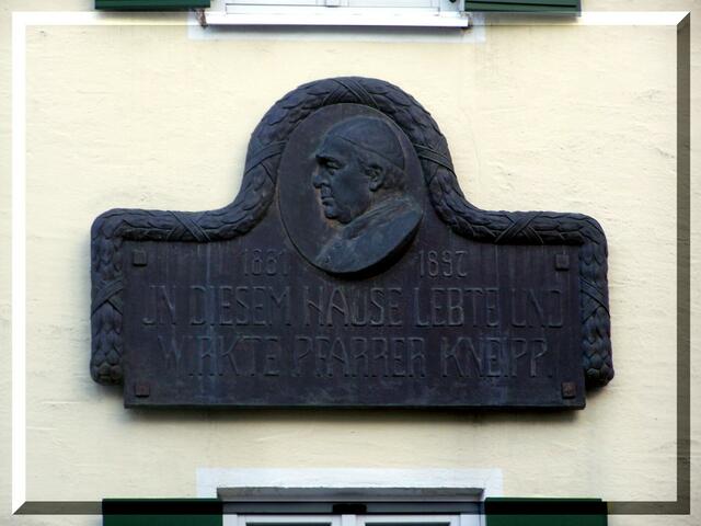 Hinweis auf das Haus, in dem Pfarrer Kneipp lebte und auch praktizierte