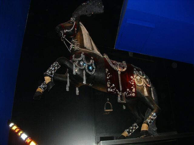Pferd mit Kristall-Geschirr