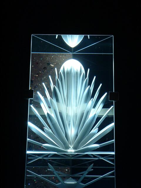 Ornamentschliffe in einer Kristallglasscheibe