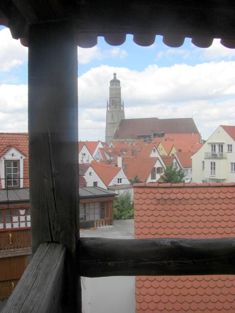 Im Durchblick St. Georg, eine spätgotische Hallenkirche ( 1427-1501 )