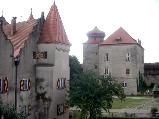das Ritterhaus ( re. ) mit dem Rittersaal
