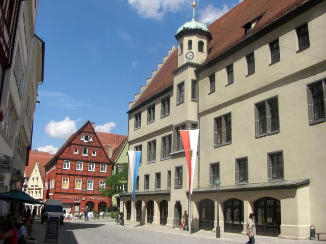 Nördlinger Rathaus ( re. )