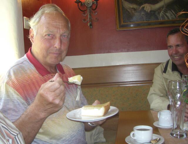 Bester Ritter ( Nr. 1 beim Tennis ) mit Birnen-Nachtisch