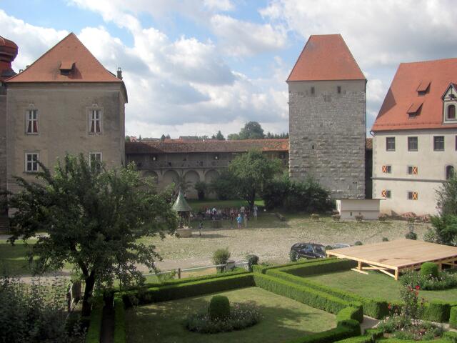 Garten mit Rückzugsturm ( re )