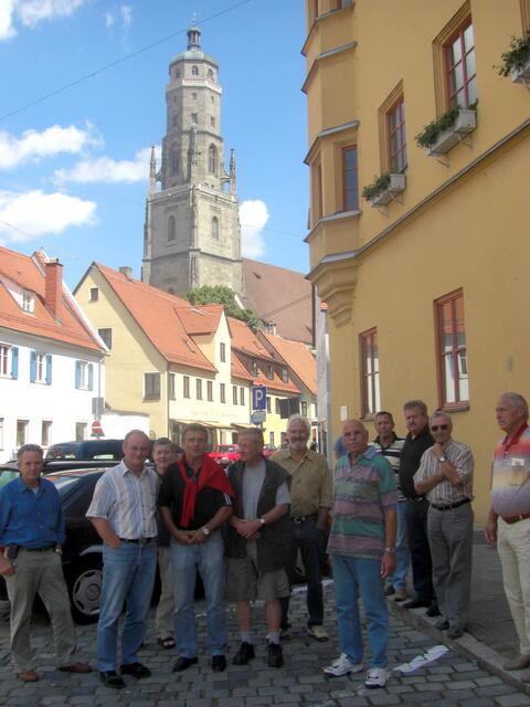 beim Rundgang vor dem 90 Meter hohen Daniel