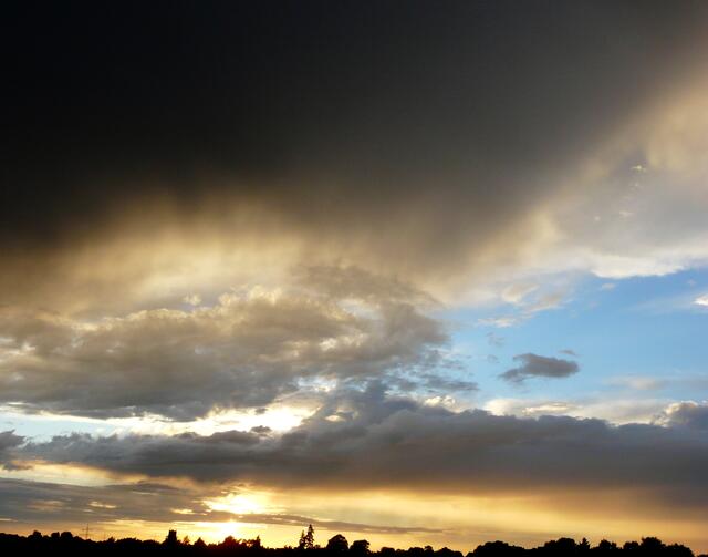 Himmel vor dem Regenbogen