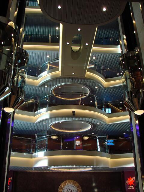 Die Decks am Abend...rechts und links seht Ihr die gläsernen Fahrstühle