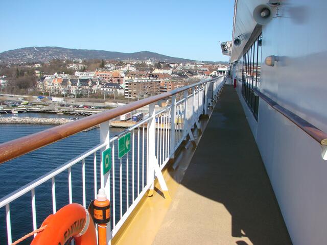 wieder an Bord....links der Holmenkollen mit der berühmtesten Skisprungschanze - der kleine weiße Strich - oh..