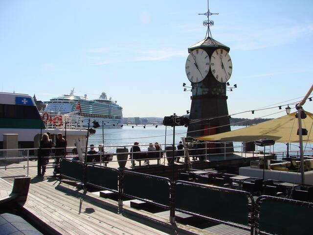 ..der Hafen...im Hintergrund das Kreuzfahrtschiff  "Independence of the Seas"