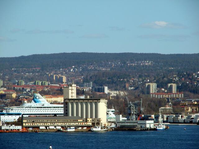 und zwar schippern wir rückwärts aus der Bucht...