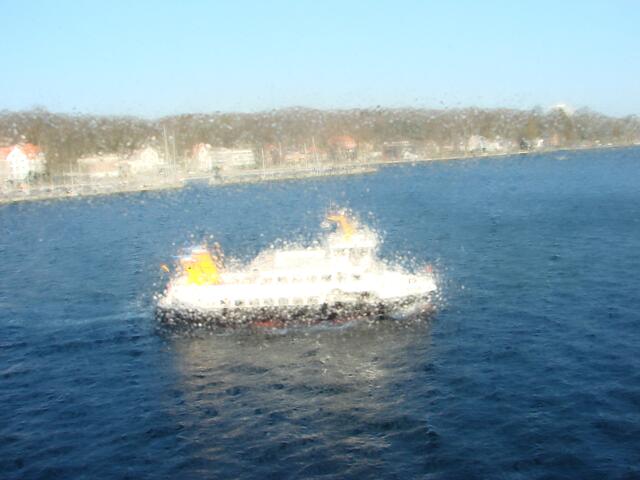 Betrachtung durch's Bullauge....Wasser, Wasser...