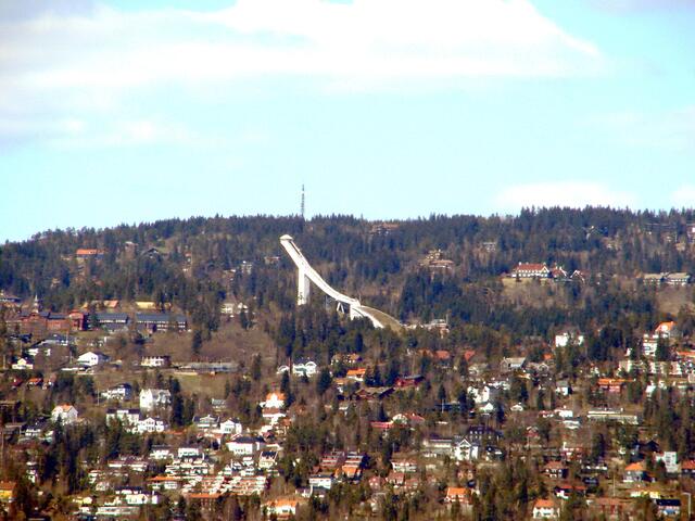 na bitte..die Cam gibt es doch her..übrigens ist diese Schanze aus Beton. Die Auslaufzone wird im Sommer geflutet und als Badeanstalt umfunktioniert.