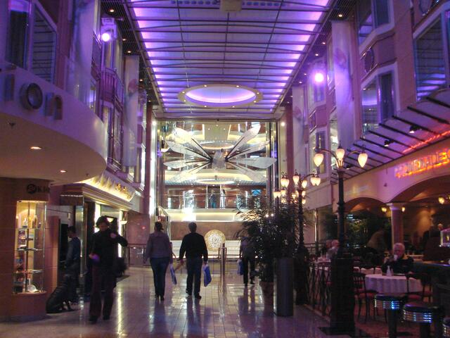 Gastronomie, Banken, Boutiquen (vornehmlich für die Damen gg*),  Internet auf der Flaniermeile